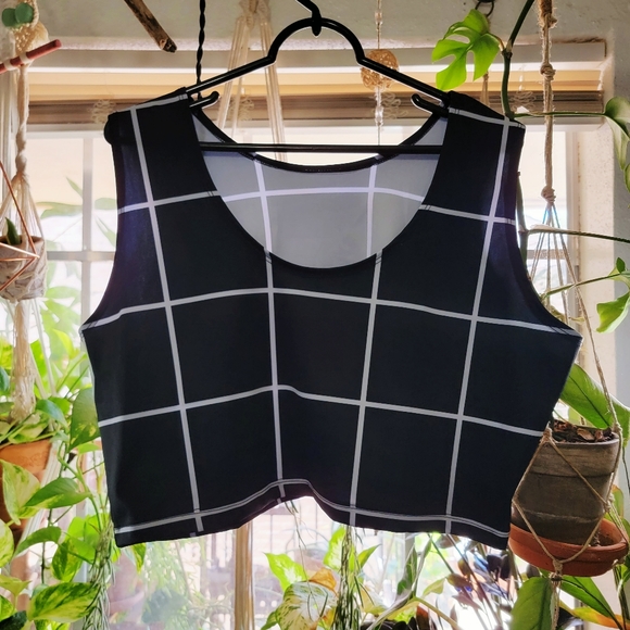 Plus Size Grid Print Crop Tank - Picture 1 of 3